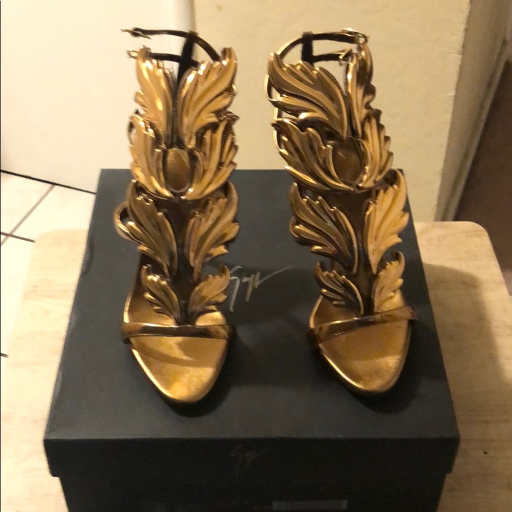 Gold winged